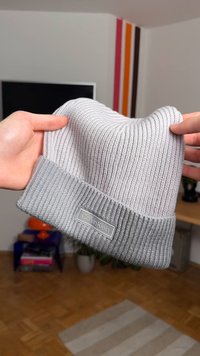 Harmaa neulottu pipo, jossa on käännetty reuna, poimutettu pinta ja sivussa teksturoitu Calvin Klein -merkki.