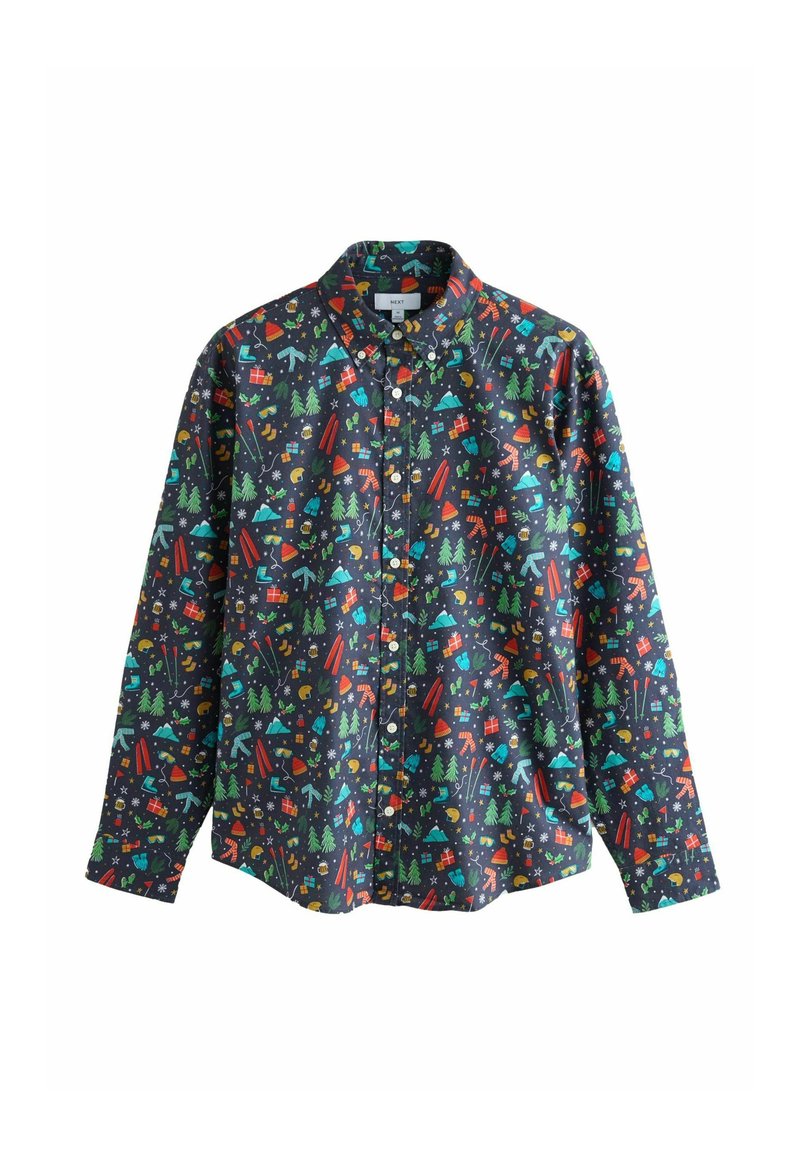 Overhemd met knoopsluiting in een donkere marineblauwe achtergrond met een kleurrijk patroon van bomen, cadeaus en winteritems. Lange mouwen en klassieke kraag.