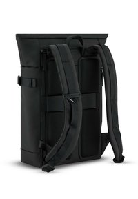 Mochila negra fabricada con material duradero y un diseño de parte superior enrollable. Presenta correas acolchadas, panel trasero de malla y dos compartimentos con cremallera.