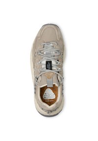 Beżowe sneakersy z teksturowanej zamszowej i siateczkowej góry, kontrastujące białe sznurowadła oraz unikalna wzorzysta wkładka. Posiadają gumową podeszwę.