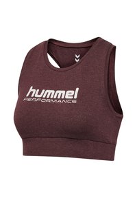 Vinröd sport-bh med klassisk design, utrustad med bred resår, racerback-stil och vit "hummel PERFORMANCE"-logga tryckt på framsidan.