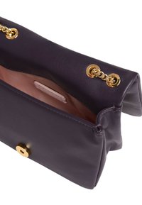 Bolso de cuero morado con un detalle de cadena dorada y cierre de broche. Presenta una textura suave y un interior espacioso de color rosa.