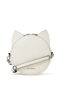 Sac à main rond en cuir blanc avec des accents d'oreilles de chat, une fermeture éclair et une bandoulière réglable. Marqué "KARL LAGERFELD."