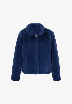 Puha, sötét kék műszőrme kabát hosszú ujjakkal, lekerekített gallérral és egyetlen díszes kristálygombbal a felső középső részen.