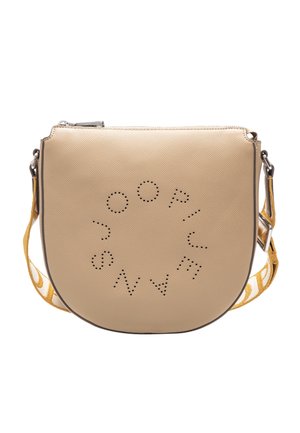 Sac bandoulière beige avec logo circulaire perforé et sangle jaune réglable avec détails de marque blancs.