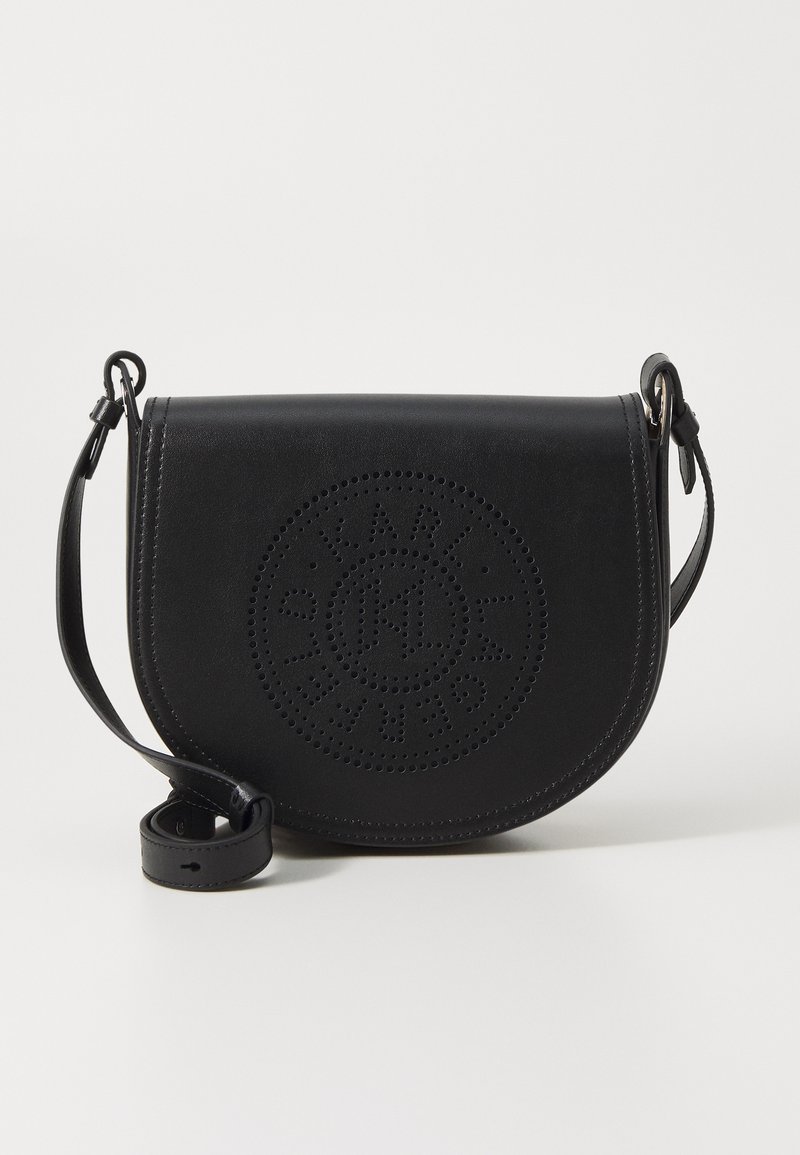 Borsa crossbody in pelle nera con forma arrotondata, design del logo perforato sulla parte frontale e una tracolla sottile e regolabile. Texture liscia.