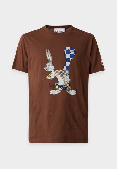 Καφέ T-shirt με γραφικό του Μπαγκς Μπάνι που φοράει ένα καρό μπλε, λευκό και καφέ ντύσιμο και τη λέξη "success" τυπωμένη από κάτω.