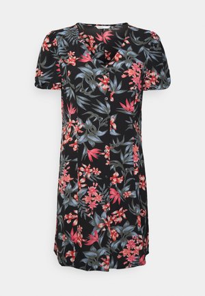 Vestido floral em tecido preto com mangas curtas, decote em V e fecho de botão. O padrão inclui flores vermelhas e rosas com folhas verdes.