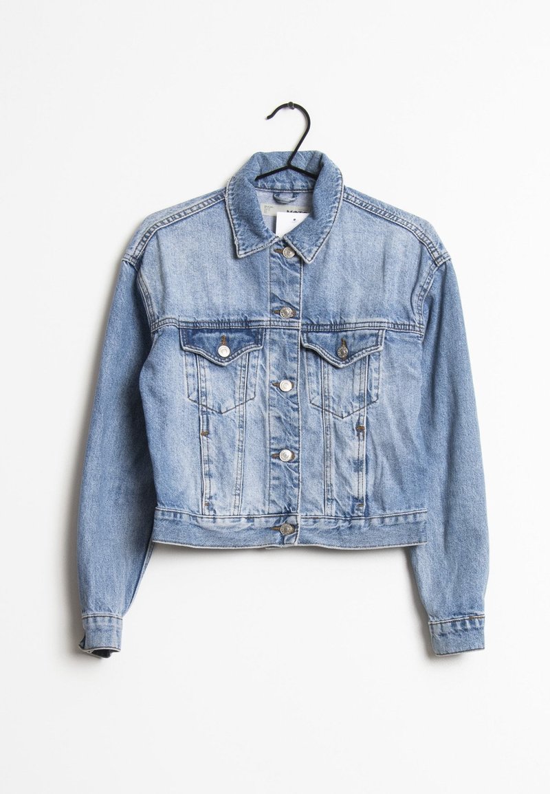 Krátká džínová bunda v světle modré barvě, s dvěma kapsami na prsou, zapínáním na knoflíky a límečkem. Texturovaná látka s mírně vybledlým efektem.