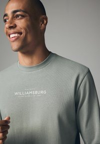 Next HEAVYWEIGHT BACK PRINT GRAPHIC - Maglietta a manica lunga - green