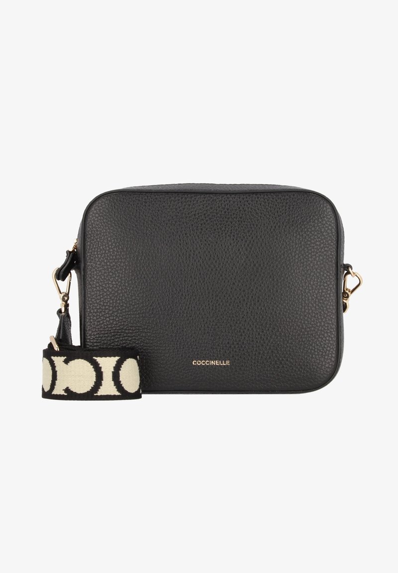 Bolsa de ombro em pele preta com superfície texturizada, detalhes em logo dourado e uma alça tecida com padrão em preto e creme.