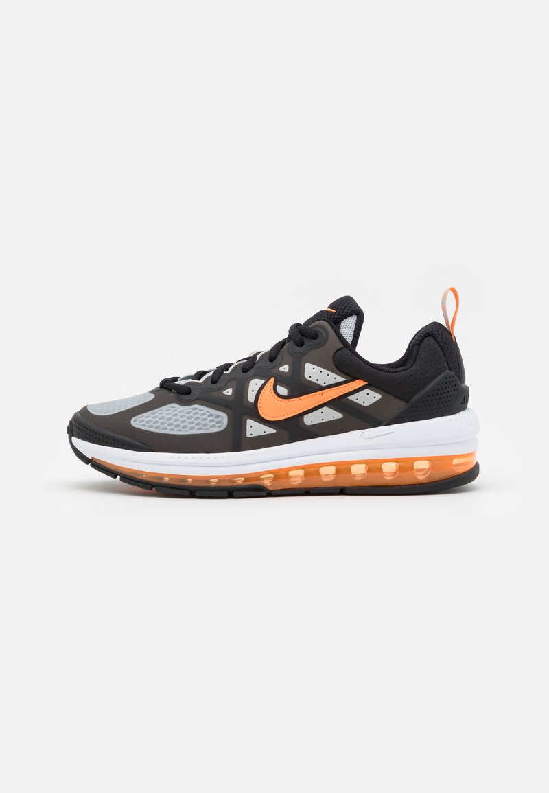 Czarno-szare sportowe sneakersy z siateczkowymi panelami, pomarańczowymi akcentami i widoczną poduszką powietrzną w podeszwie. Posiadają teksturowane wykończenie.