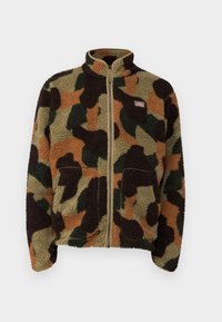 Giacca in fleece camouflage marrone, verde e arancione con colletto alto, zip frontale e due tasche anteriori. Tessuto morbido e testurizzato.