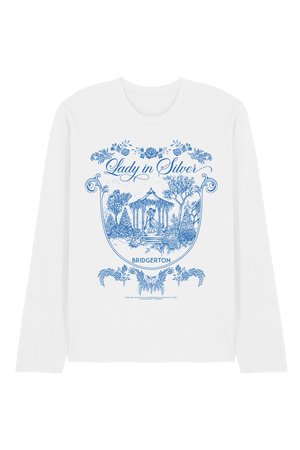 Weißes Langarmhemd mit blauem Design eines Paares, das unter einem Pavillon tanzt, umgeben von Bäumen, Blumen und dem Text "Lady in Silver Bridgerton".