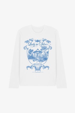 Weißes Langarmhemd mit blauem Design eines Paares, das unter einem Pavillon tanzt, umgeben von Bäumen, Blumen und dem Text "Lady in Silver Bridgerton".