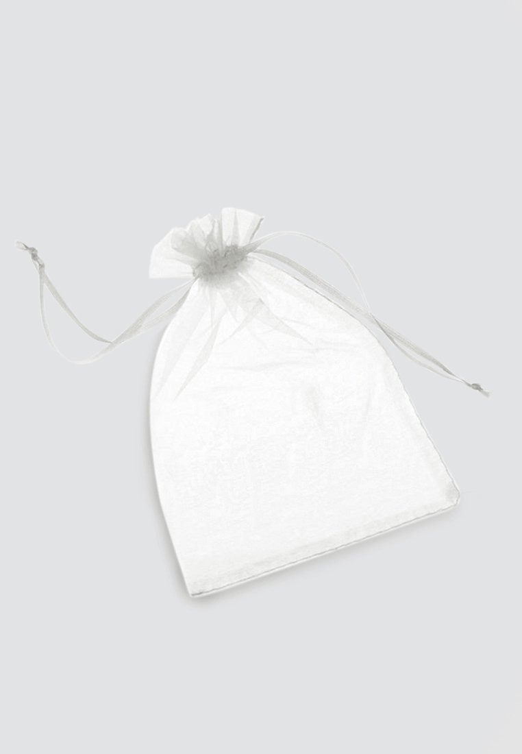Borsa in organza bianca con una texture trasparente, cima arricciata e nastri in raso, adatta per confezionare regali o per la conservazione.