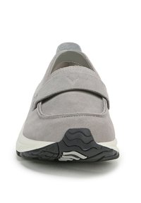 Scarpa slip-on in suede grigio caratterizzata da punta arrotondata, cinturino regolabile e suola in gomma nera a contrasto con motivi testurizzati.