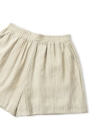 Shorts beige clair avec un motif texturé et rayé. Taille élastique, plis et poches latérales visibles. Tissu doux et léger.