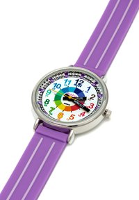 Montre pour enfants colorée avec un bracelet en silicone violet. Boîtier rond en argent, cadran blanc avec de grands chiffres et un affichage circulaire coloré.