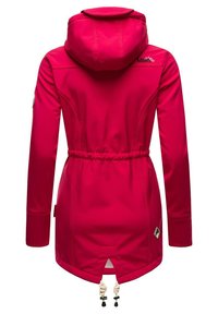 Chaqueta larga de color rosa brillante con capucha, cintura entallada y cordón en el dobladillo. Presenta un logotipo en el hombro y una textura suave y elegante.