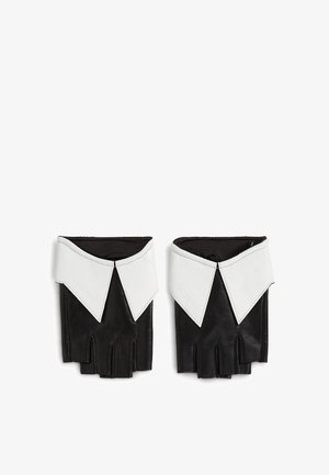 Czarne skórzane rękawiczki bez palców z szerokimi białymi mankietami w kształcie kołnierzyków koszul, wytłoczonym logo "Karl Lagerfeld".