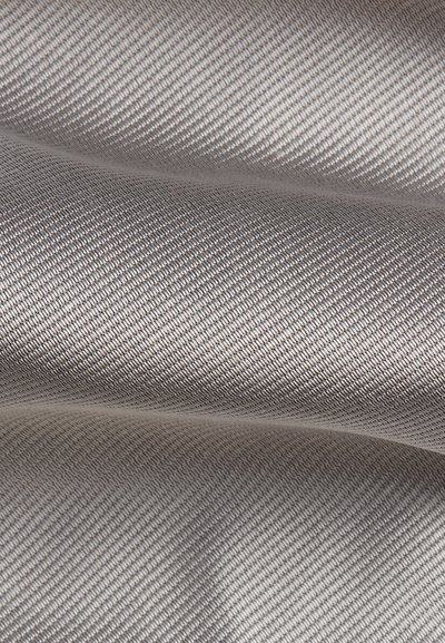 Γκρι υφασμάτινη υφή με υφαντό μοτίβο, με λεία επιφάνεια και διακριτική λάμψη, διπλωμένη σε στρώματα.