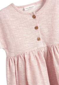 Blassrosa Kleid mit geometrischem Muster, runder Ausschnitt, kurzen Ärmeln, drei Holzknöpfen und einem gerafften Rock.