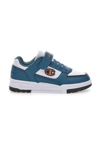 Zapatilla en tonos verde azulado y blanca con exterior de cuero liso, punta redonda, diseño de cordones, collar acolchado y una correa de velcro. Presenta un acento de logo.