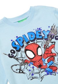 T-shirt di cotone azzurro chiaro con una grafica del personaggio Spider-Man, con la scritta audace "GO SPIDEY" in blu scuro e accenti di spruzzi.