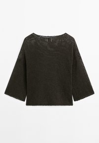 Donkergroene gebreide trui met een losse pasvorm, wijde driekwartmouwen en een boothals. Heeft een gestructureerde stof en een golvende zoom.