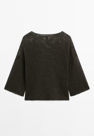 Donkergroene gebreide trui met een losse pasvorm, wijde driekwartmouwen en een boothals. Heeft een gestructureerde stof en een golvende zoom.