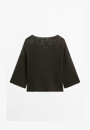 Maglione lavorato a maglia verde scuro con una vestibilità ampia, maniche tre quarti larghe e scollatura a barca. Presenta una trama strutturata e un orlo a scallop.