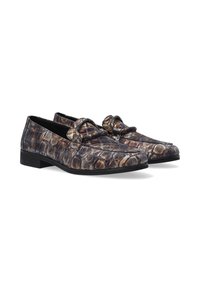 Loafers van gestructureerd synthetisch materiaal in bruin- en zwarttinten, met een decoratieve strik op de bovenkant en een lage hak.