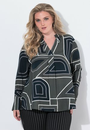 Blusa a maniche lunghe di colore verde scuro con motivi geometrici in navy e bianco. Design a scollo a V con parte anteriore plissettata e texture del tessuto morbida.