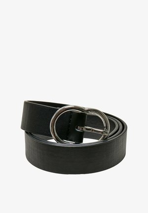 Cinta de cuero negro con una textura suave, que presenta una hebilla circular de metal plateado y un solo pin para abrochar.