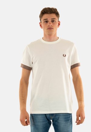 Maglietta in cotone bianco con scollatura tonda, caratterizzata da strisce marroni sulle maniche e un piccolo logo ricamato sul petto.