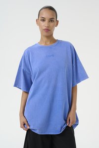 Overdimensjonert blå t-skjorte i myk stoff, med rund hals og korte ermer, med en subtil logo brodert på brystet.