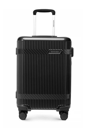 Maleta de mano rígida negra con ranuras verticales, cuatro ruedas giratorias y un asa telescópica con la marca "WITTCHEN".