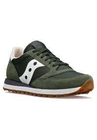 Grüne Wildleder- und Stoff-Sneaker mit weißen Akzenten. Verfügt über einen gepolsterten Kragen, eine strukturierte Sohle und Branding auf der Zunge. Klassisches Retro-Design.