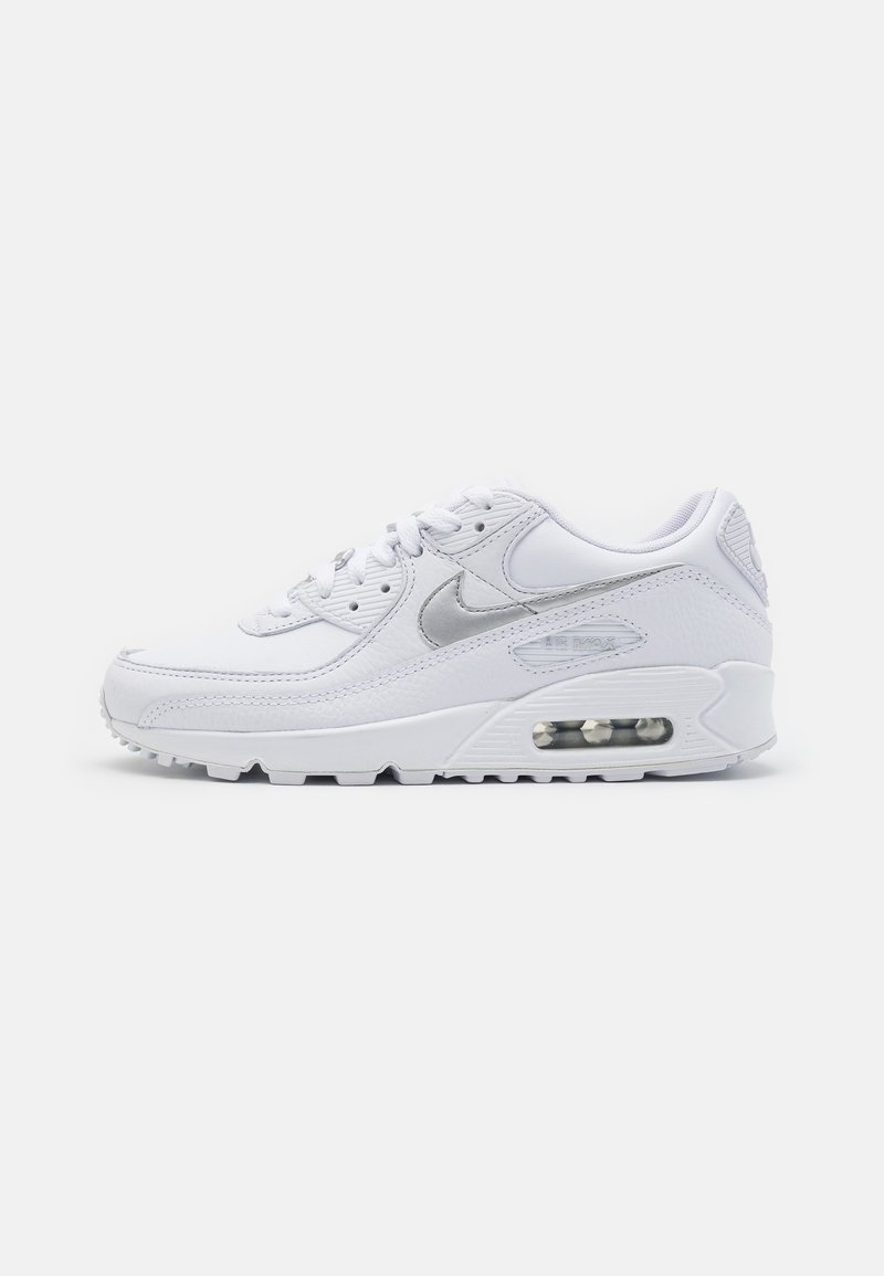 Baskets Nike Air Max blanches avec logo argenté, coussin d'air visible dans la semelle et lacets, vues de côté sur un fond uni.