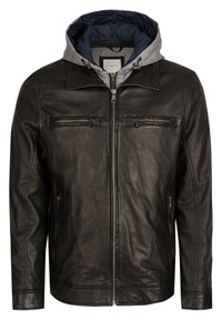 Chaqueta de cuero negra con una capucha gris extraíble, cierre frontal con cremallera y dos bolsillos en el pecho con cremallera. Textura suave y ajuste entallado.