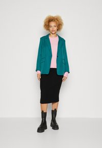 ONLY Carmakoma CARFIA SKIRT - Ozko oprijeto krilo - black