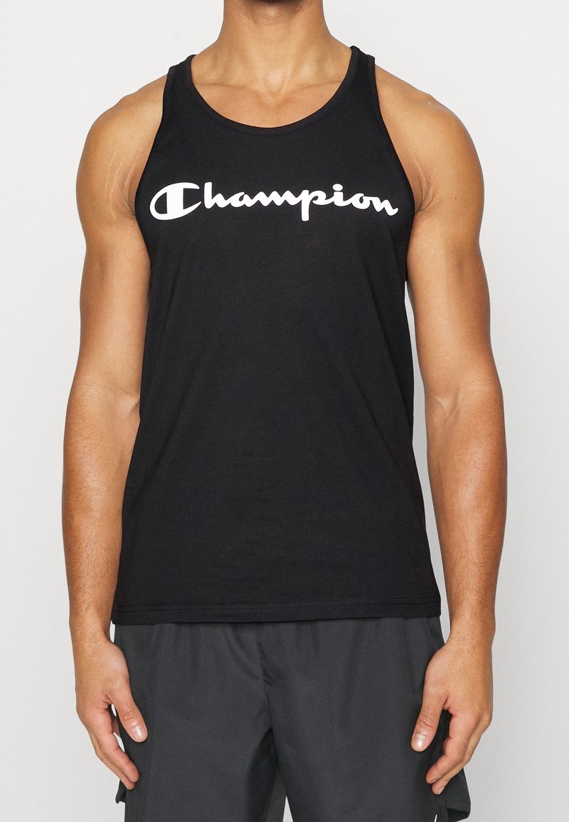 Top negro de tirantes hecho de algodón, con un logo en blanco de "Champion" en cursiva en el pecho. Diseño atlético estándar sin mangas.