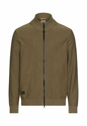 Olivengroene gebreide trui met rits, geribbelde kraag, manchetten en zoom, voorzien van een zwarte rits en kleine merkpatches op de mouw en zoom.