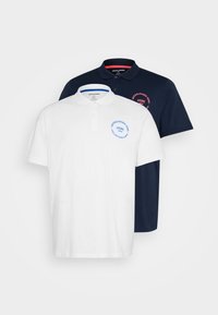 Două tricouri polo: unul alb cu un logo albastru, iar celălalt bleumarin cu un logo roșu. Ambele au guler clasic și mânecă scurtă, fiind realizate din bumbac.