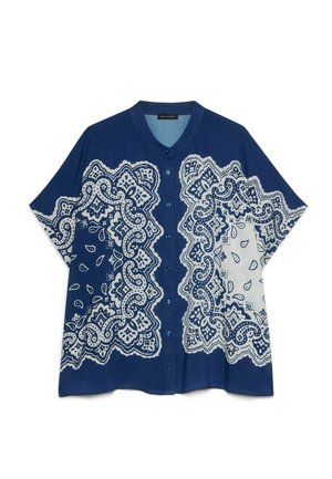 Niebieska koszula na krótki rękaw z guzikami, z białymi i granatowymi misternymi wzorami paisley symetrycznie na przodzie i rękawach, z dekoltem bez kołnierza.