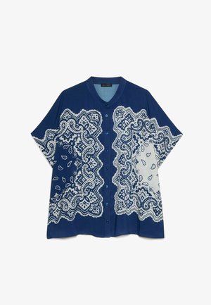 Niebieska koszula na krótki rękaw z guzikami, z białymi i granatowymi misternymi wzorami paisley symetrycznie na przodzie i rękawach, z dekoltem bez kołnierza.