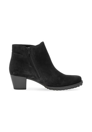 Zwarte enkellaarzen met een suede textuur, zijrits, ronde neus en een gematigde hak. De rubberen zool zorgt voor grip.