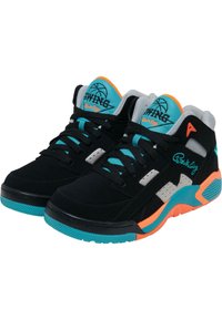 Czarne sneakersy do koszykówki mają zamszową i siatkową cholewkę, turkusowe akcenty, pomarańczowe detale oraz teksturowaną gumową podeszwę z wzorzystym bieżnikiem.