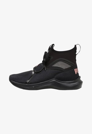 Scarpa da ginnastica nera con un design elegante, dotata di pannelli in rete, colletto imbottito e suola in gomma. Contrassegnata da un logo rosa sul lato.